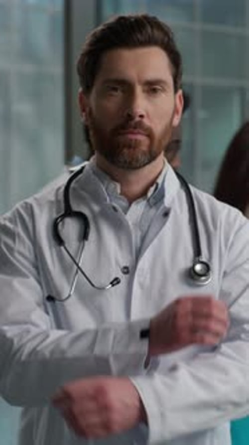 Homme barbu caucasien fier et confiant, thérapeute masculin, médecin, médecin, médecin, en blouse de laboratoire, posant
