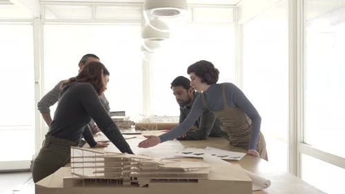 Teamarbeit zur Diskussion über Architekturmodelle im kreativen Studio in Toronto, Zeitlupe