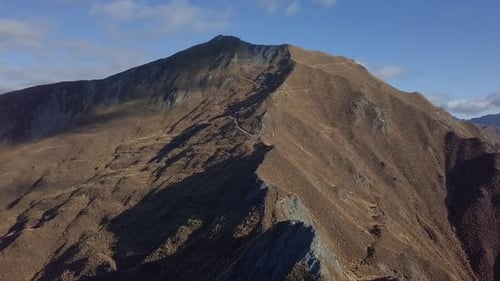 Luftbild über die Berge und Gipfel bei Sonnenuntergang Neuseeland