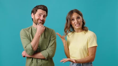 El hombre se ríe con satisfacción mientras la mujer siente disgusto