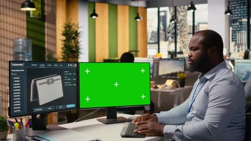 Ingenieur verwendet Greenscreen-Mockup-PC zur Entwicklung fortschrittlicher Solarzellentechnologie