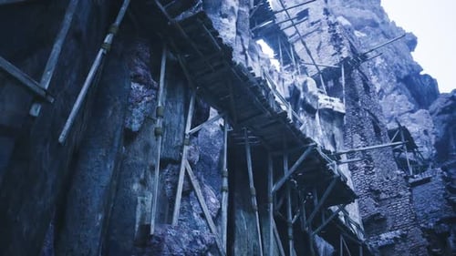 Zona industrial desolada superada por plantas y escenas de descomposición