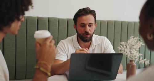 Cafeterias, reuniões e empresários com colaboração, networking ou discussão no site