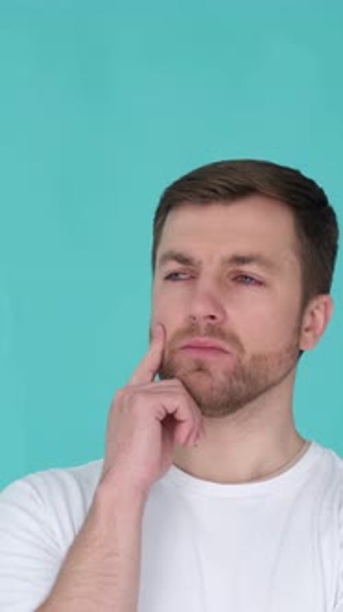 Nachdenklicher Mann schaut in Zeitlupe weg im Studioporträt eines kaukasischen Mannes
