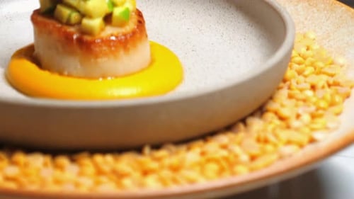 Apéritif gourmand aux pétoncles, préparé avec élégance et découpé en dés