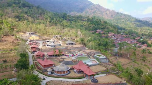 Vista aérea da atração turística do parque “Watu Putih”. Borobudur
, Indonésia.