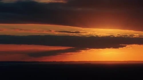 Zumbido aéreo del horizonte al atardecer