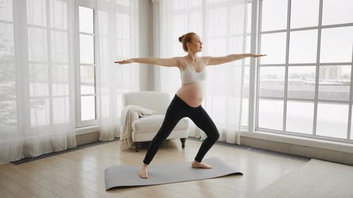 беременная занимается йогой или пилатесом