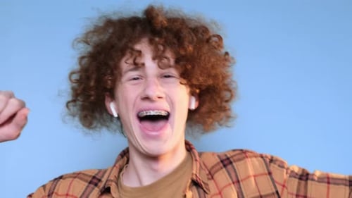 Alegre dançarino positivo em estúdio fotográfico