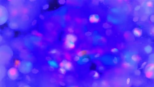 Violetter Hintergrund mit bunten Bokeh-Lichtern