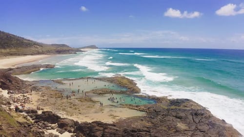 Un littoral avec de belles plages de sable à l'extérieur pendant la journée