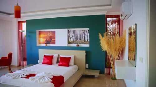 Habitación de hotel moderna con detalles en rojo