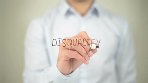 Disqualifizieren Sie das Schreiben von Männern auf einem transparenten