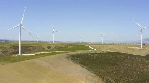Windgeneratoren und Windmühlen oder Turbinen auf einer Farm für saubere und erneuerbare Energie