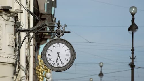 Alte Straßenuhr in St. Petersburg