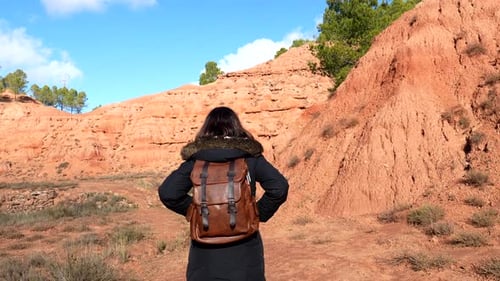 Abenteuerlustige Frau erkundet die Landschaft des Red Rock Canyon