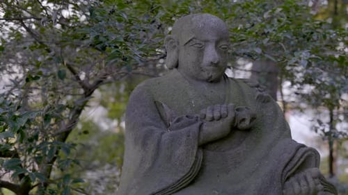 The vajra, which this statue holds in its hand, symbolizes the central point and suggests centrality