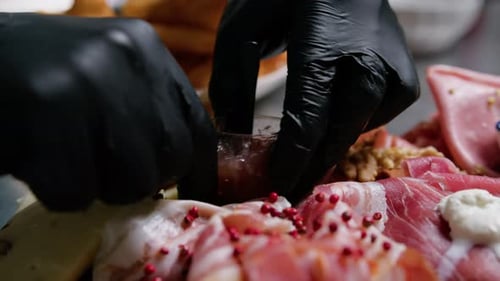 Le chef prépare des verres de confiture pour les fromages sur la planche à découper
