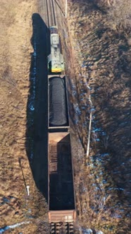 Zug auf Eisenbahn von oben. Luftaufnahme des Zuges auf der Bahnstrecke durch die Landschaft
