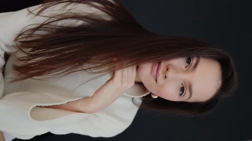 Mujer hermosa que tiene una piel suave y saludable