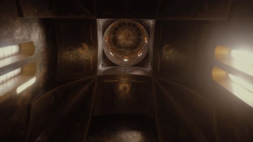 Atmosphärische Weitwinkelaufnahme von innen mit Blick nach oben auf die bemalte Kuppeldecke eines Orthodoxen