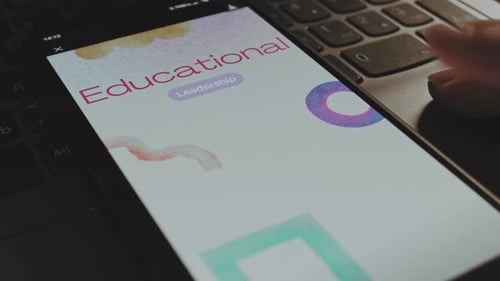 Presentación gráfica con inscripción de liderazgo educativo en la pantalla del teléfono inteligente, pinceladas de acuarela