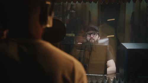 Un chanteur chante une composition dans un microphone