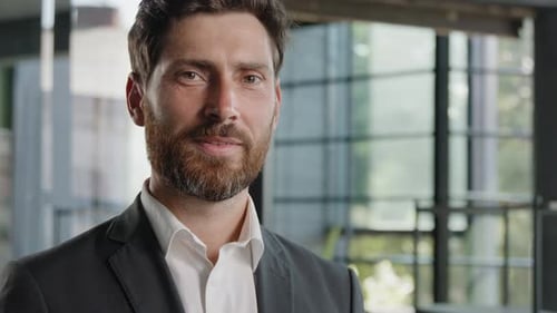Gros plan Portrait d'homme dans le bureau Souriant Joyeux Sourire dentaire Sourire des années 40 Homme barbu Client Client