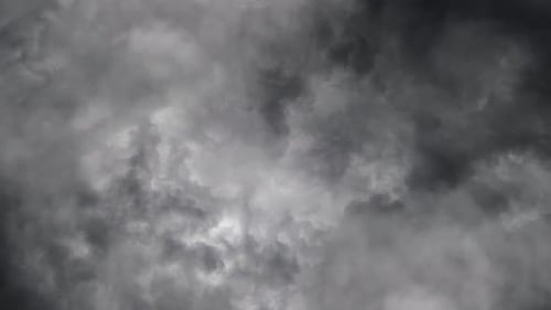 Nubes de tormenta eléctrica en cielo oscuro 4k.