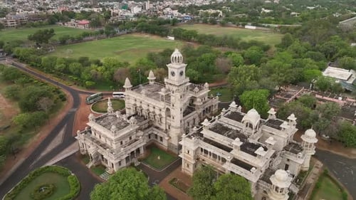 Bâtiment historique du pensionnat du Mayo College entouré d'un jardin et des collines Aravalli, prise de vue par Drone