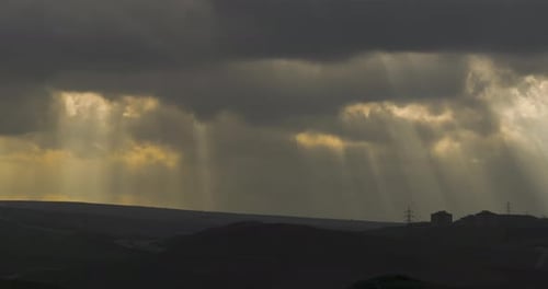 Ciel sombre et rayons de lumière