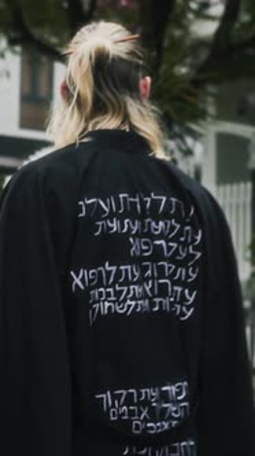 Modelo masculino en vestido negro personalizado al aire libre