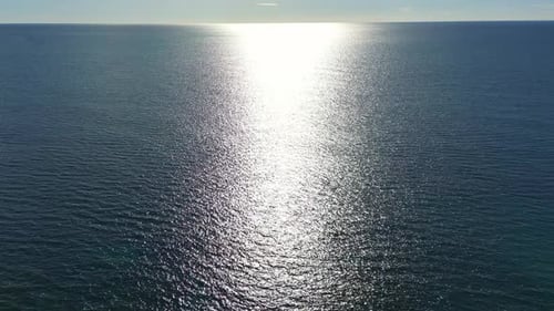 Drohnenaufnahme, Meereslandschaft, Endloses Meer, Meer, Blaues Wasser, Sonne, hochwertige Aufnahmen