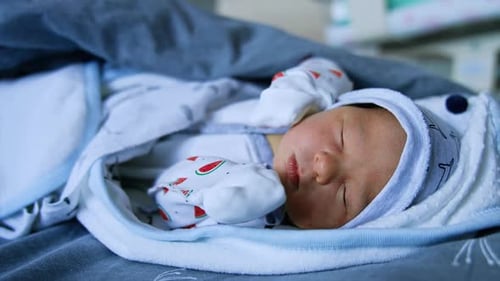 Новорожденный ребенок держит руки за лицо во время сна., Стоковые видеоматериалы Включая: новорожденный и спящий - Envato