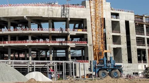 Lapso de tiempo de diferentes máquinas que funcionan en el sitio de construcción