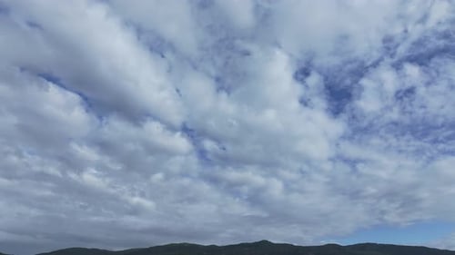Ciel avec des nuages au-dessus des montagnes