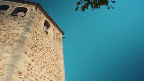 Cloche de la tour en pierre templière du Pentagone sous le ciel bleu 4K