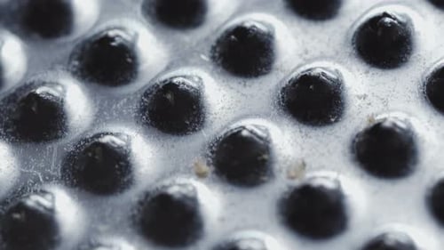 Makrodiaaufnahme, Abstraktion, unregelmäßige Metalloberfläche, Fußbürste.