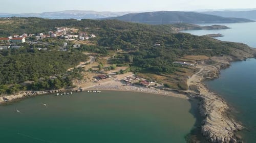 Imagens aéreas da ilha Rab da praia na área das ilhas Lopar da Croácia