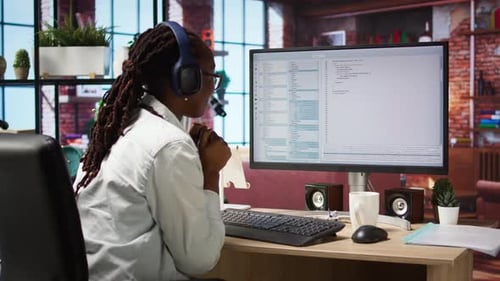 Frau glücklich nach Abschluss der Arbeit an Algorithmus-Skripten