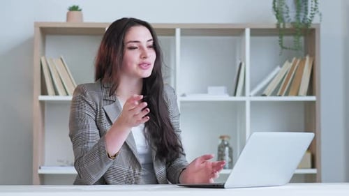 Videointerview Virtuelles Treffen mit Frau mit Laptop