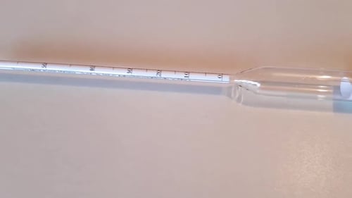 Instrument hydrométrique pour mesurer la densité relative des liquides. Alcool