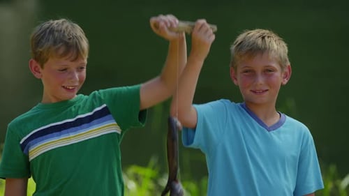 Jungen halten Fischaktivitäten aus