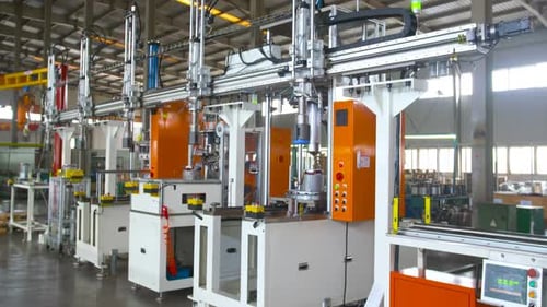 Echte Aufnahme in die automatisierte Robotermontage der Motorspule in einem werkseigenen Produktionsprozess