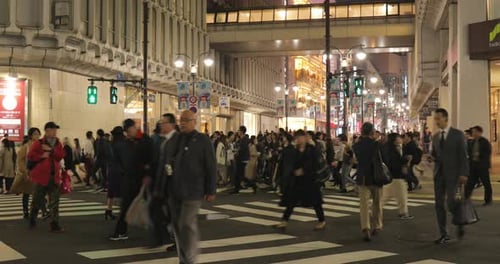 Tóquio, Japão, por volta de 2018. Multidões de pessoas atravessando a rua no cruzamento de Shibuya, em Tóquio, Japão
.