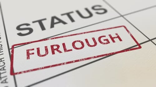 Mettre un tampon en caoutchouc FURLOUGH rouge sur un formulaire papier