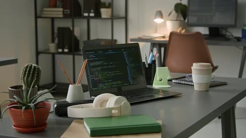Mesa de desenvolvedor de software com laptop e código no escritório da empresa