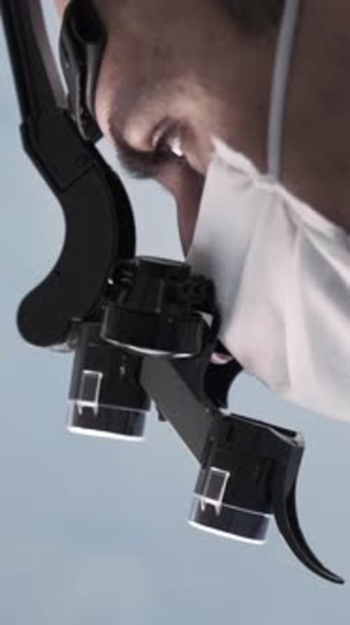 Tête de chirurgien avec lunettes professionnelles au travail Action vue latérale rapprochée d'un médecin en lunettes avec