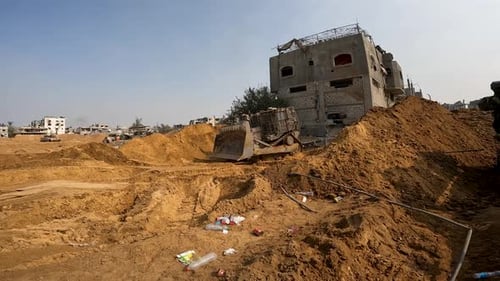 Le bulldozer blindé israélien D9R construit des routes et déblaie les débris pour une offensive terrestre