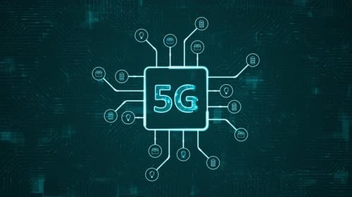 Logo digital azul 5G y placa de circuito con tecnología HUD futurista con icono tecnológico y datos